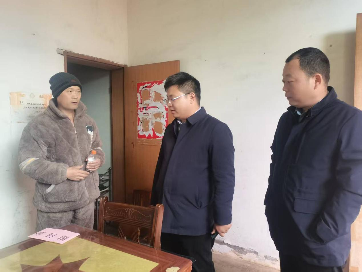 節(jié)前慰問送溫暖，濃濃關(guān)懷顯真情 ——安徽華宇電纜集團工會開展春節(jié)慰問困難職工活動